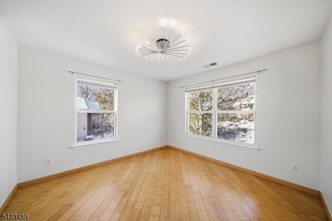 Building Photo - 8 Jennifer Dr