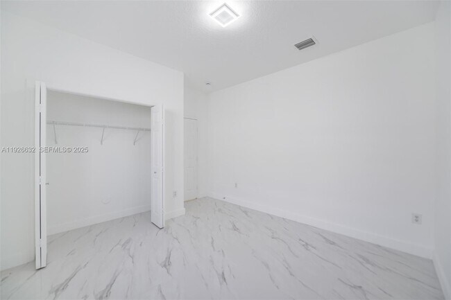 Building Photo - 5290 SW 134th Ave