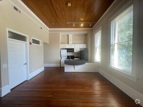 Building Photo - One Bedroom Apartment in Great Downtown Lo...