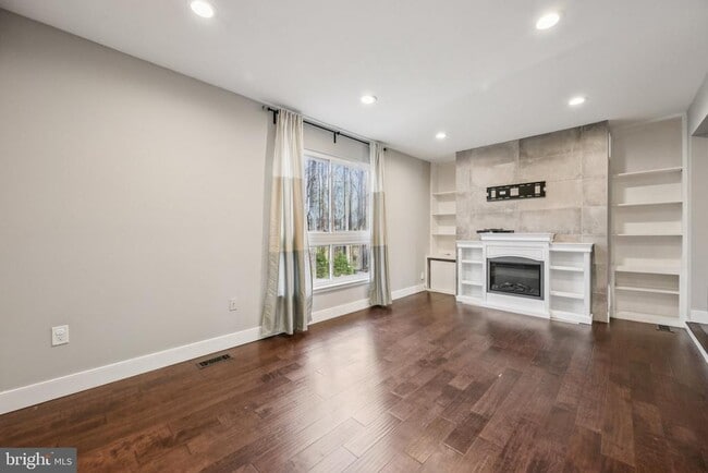 Building Photo - 7849 Briardale Terrace