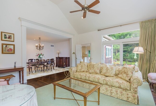 Building Photo - 6 Tall Tree Ct