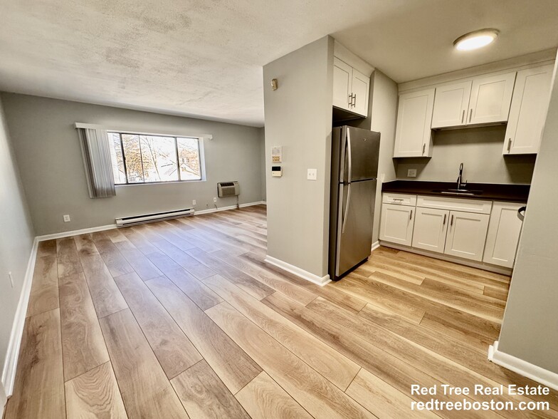 Building Photo - 837 River St