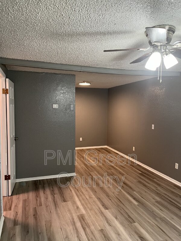 Building Photo - 404 E Redwood St