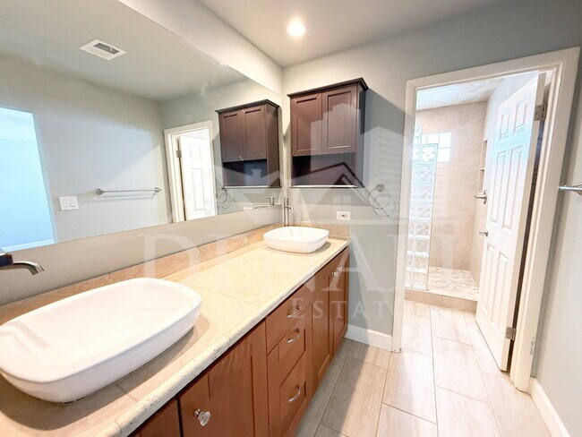 Building Photo - 811 E Chilton Dr
