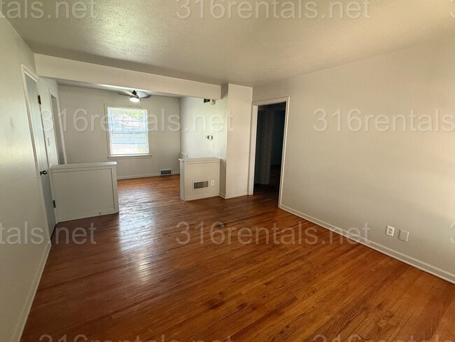 Building Photo - $999 - 2 bedroom / 1 bathroom - Single Fam...