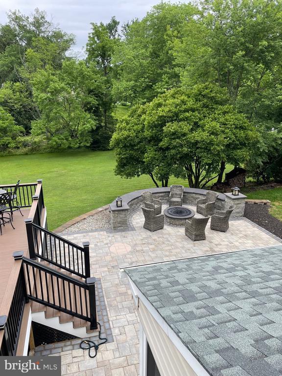 Building Photo - 1104 Dunvegan Rd