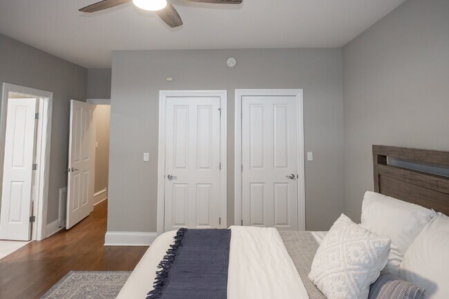 Building Photo - 3-Bed Urban Retreat with Fireplace & Granite Touches in Lincoln Park