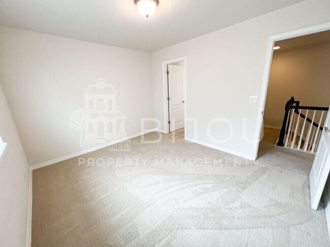 Building Photo - 1167 Solitaire St