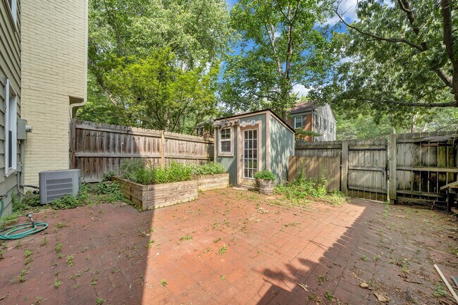 Building Photo - 104 Southampton Ct