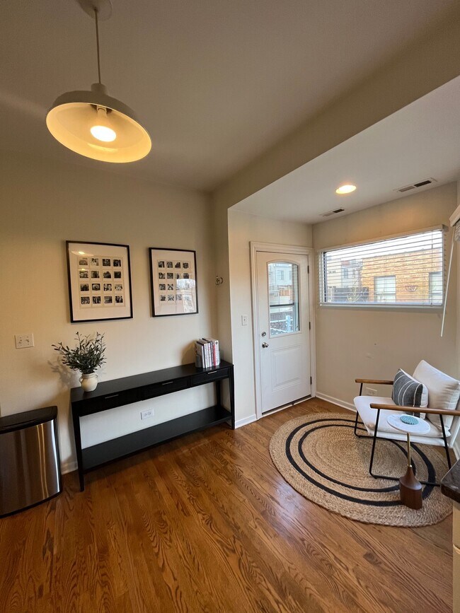 Kitchen sitting area - 1708 N Bissell St