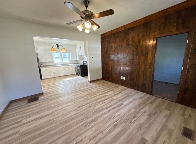 Building Photo - **Move in Ready** 3 bedroom close to downtown!