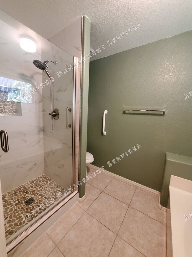 Building Photo - PINNACLE HILL RENTAL WITH MTN VIEWS, FIREP...