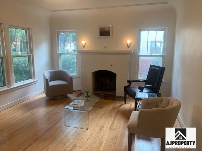 Building Photo - Charming 3/2 near McKennan Park