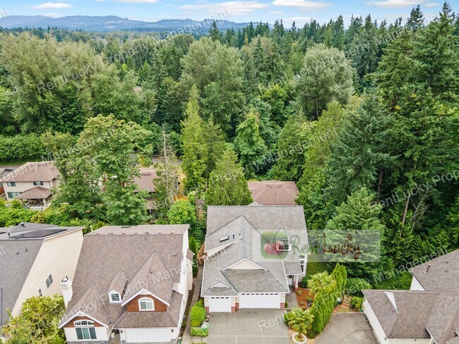 Building Photo - Like-New and HUGE 5-Bedroom Home in Prime Bellevue Location!!