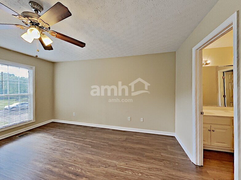 Building Photo - 403 Woodlands Dr