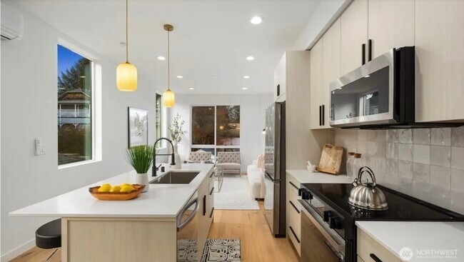 Building Photo - 528 N 72nd St