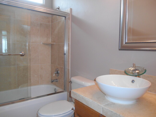 Building Photo - Furnished Two Bedroom Two Bathroom Caug...