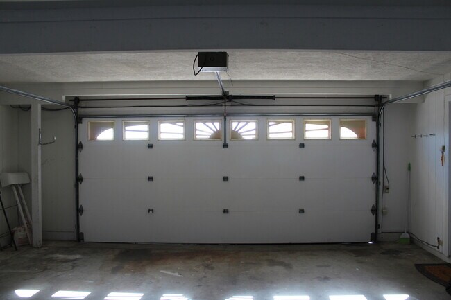 Building Photo - LONG TERM! 3 Bedroom 3 Bath Pool Home!