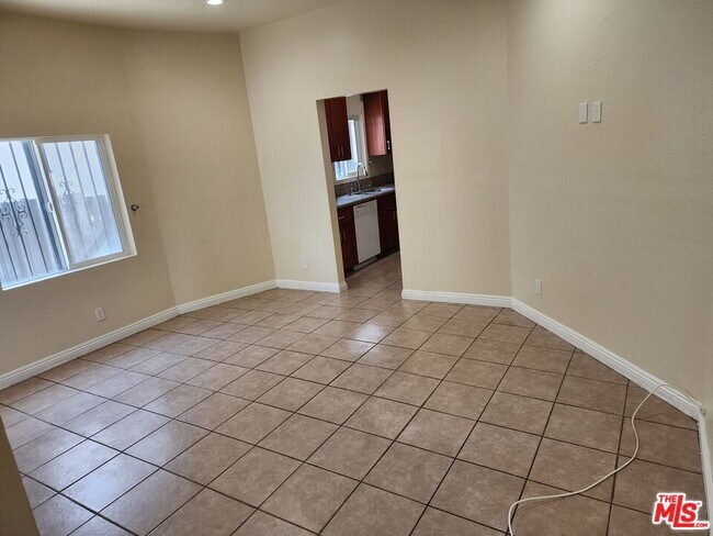 Building Photo - 750 E 40th Pl