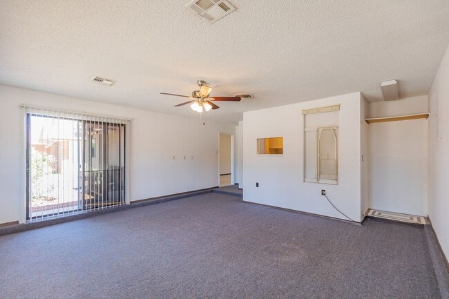 Building Photo - 3 Bedroom 2 Bath Home