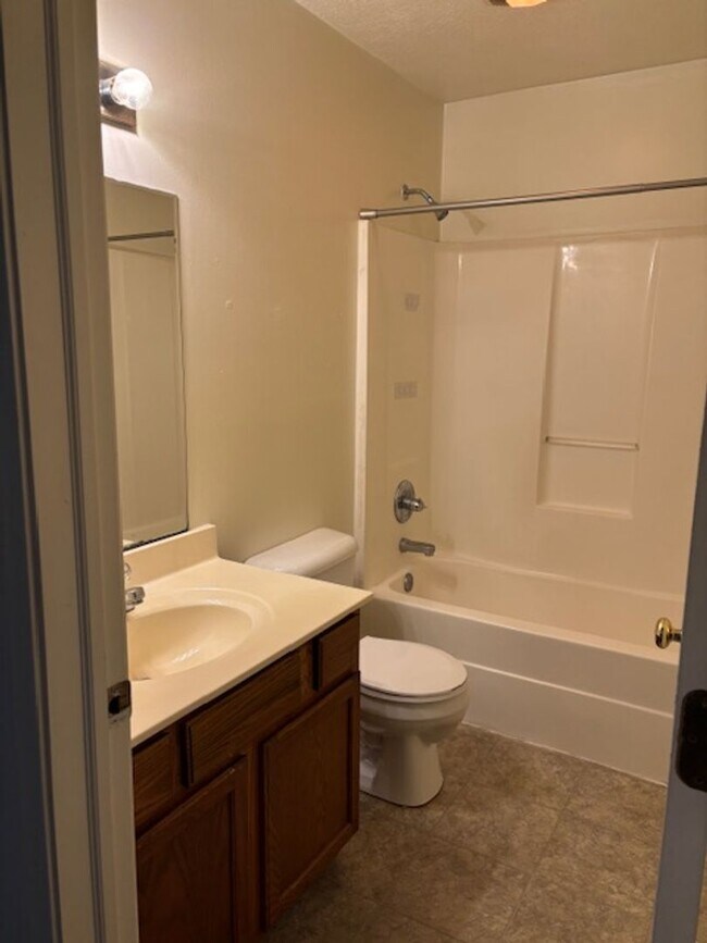 Building Photo - 3 bedroom 2 bath home