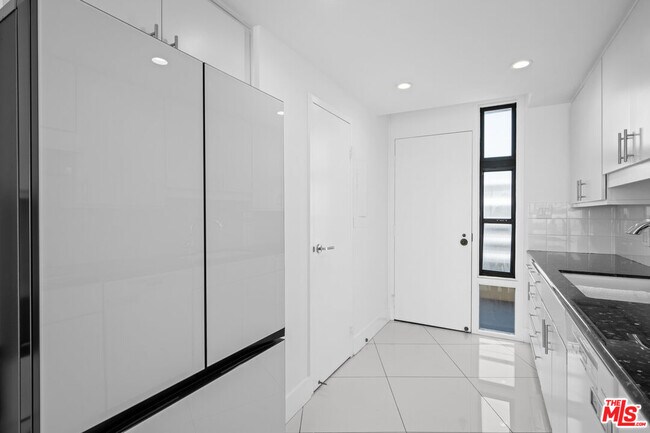 Building Photo - 4267 Marina City Dr