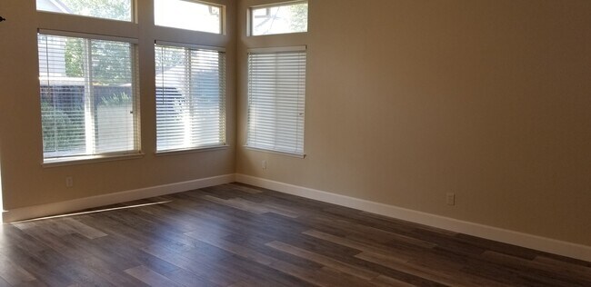 Building Photo - Beautiful spacious 3 Bedroom, 3 Bath home ...