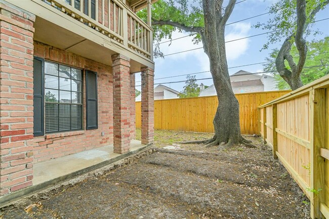 Building Photo - 2255 Braeswood Park Dr