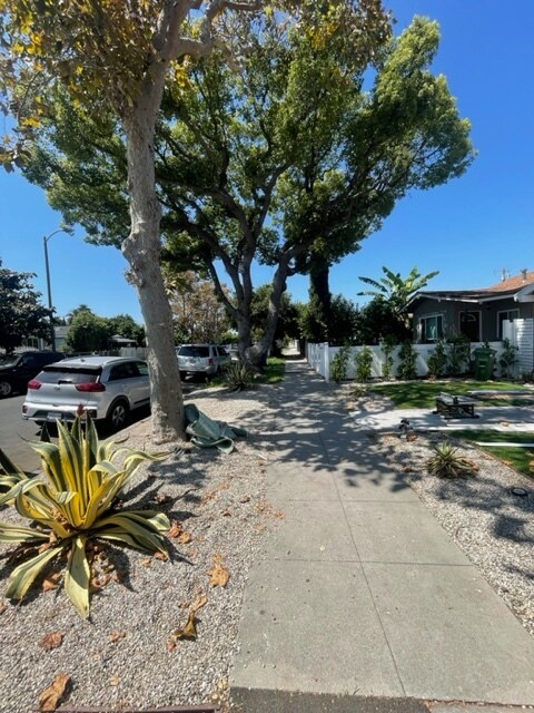 Building Photo - 1419 W 58th Plz