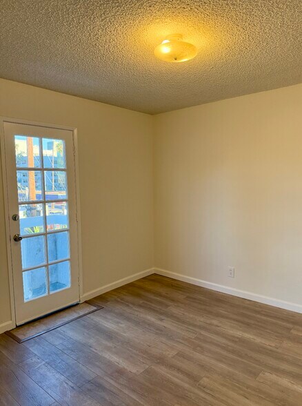 Building Photo - 1519 N Mariposa Ave