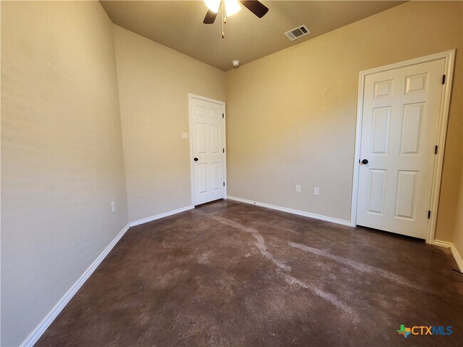 Building Photo - 2567 Pahmeyer Rd