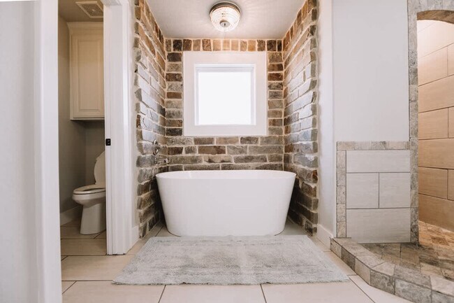 Building Photo - 1906 Almand Dr