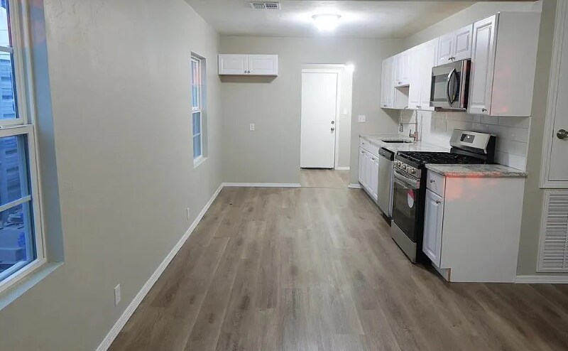 Building Photo - 5202 N Rockwell Ave