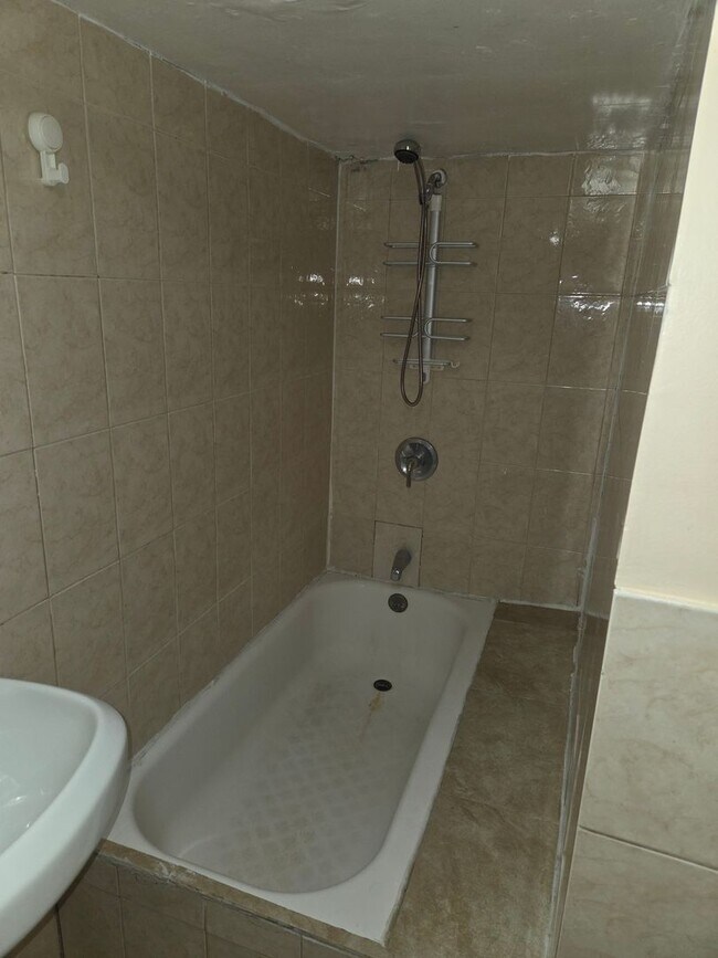 Building Photo - 24 Valley St