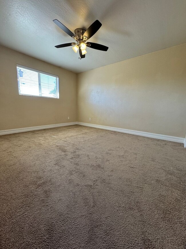 Building Photo - Spacious 4bdm 2Ba Tempe Home with New Kitchen and a Pool!