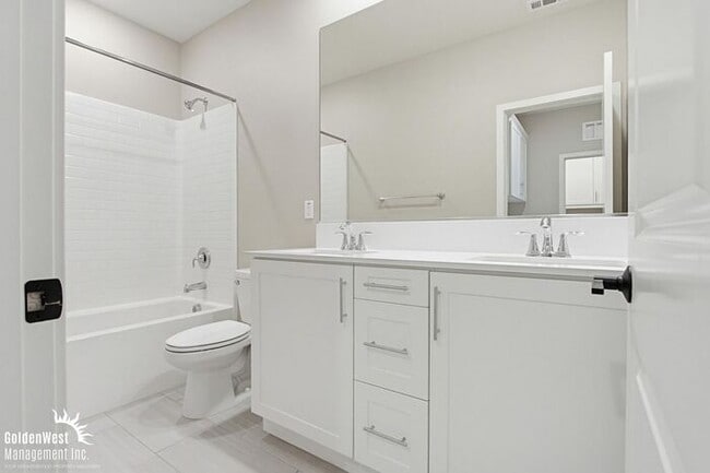 Building Photo - Bright & Modern 3Bdm 2Ba Townhome in Vista!