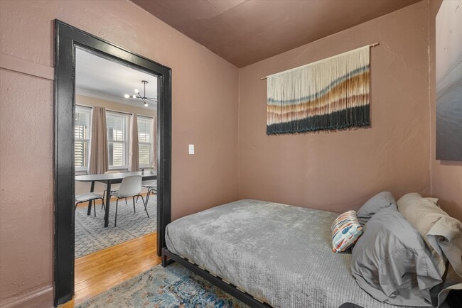 Building Photo - 340 E Clarence St