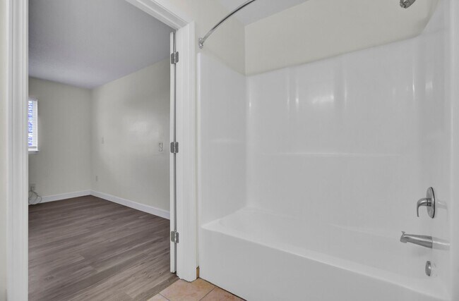 Building Photo - FIRST MONTH FREE- 1BD/1BA Available ASAP or February 1, 2026