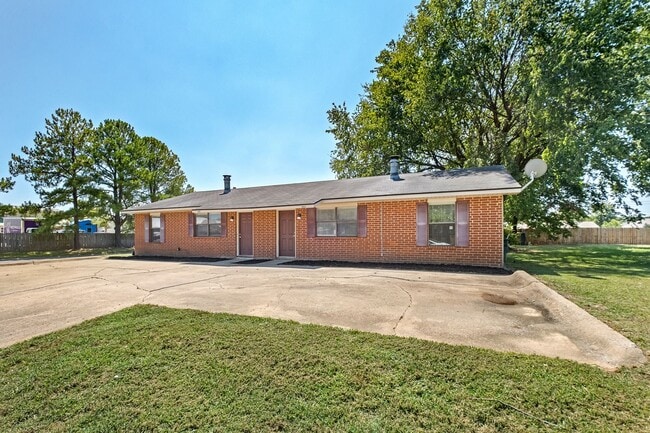Building Photo - Newly Renovated Duplex in West Fayetteville!
