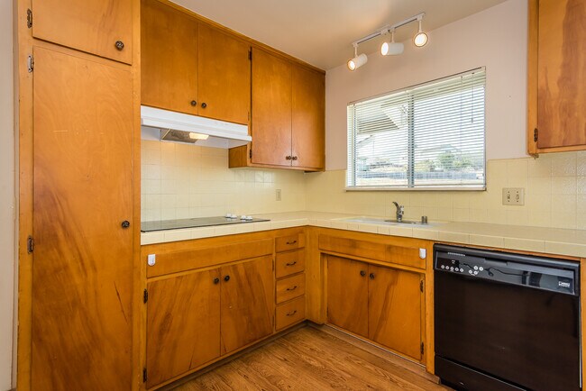 Building Photo - 3 bedroom house on large lot