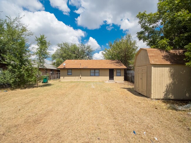 Building Photo - 3 bedroom 1.5 bathroom home