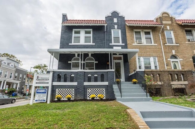 Front - 3200 Park Pl NW
