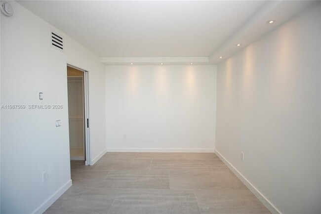 Building Photo - 2899 Collins Ave