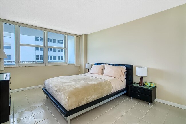 Building Photo - 2030 S Ocean Dr