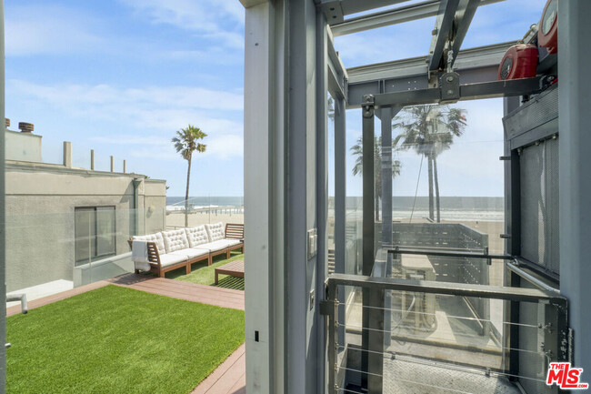 Building Photo - 2911 Ocean Front Walk