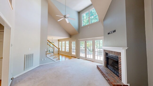 Building Photo - 33 Fairway Dr