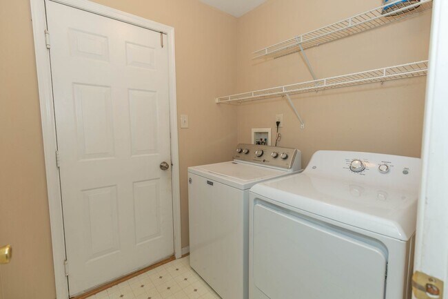 Building Photo - 4 bed, 2.5 bath Single Family Home in Charles Town's Locust Hill Community