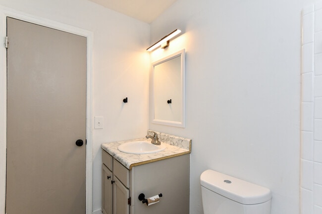 Building Photo - 409 Lily St