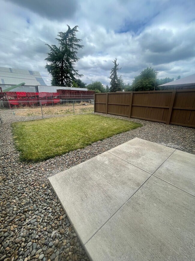 Building Photo - Modern Three Bedroom Duplex in Lebanon!