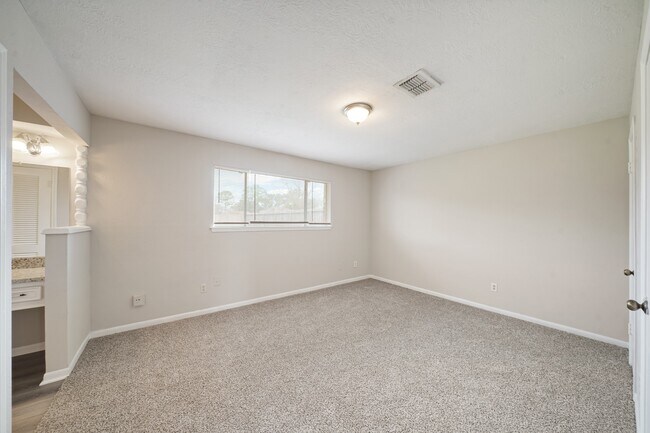 Building Photo - 2402 Hilton Head Dr